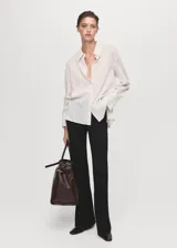 Pantalón de vestir negro de corte recto y tiro medio, con cintura elástica y diseño largo.