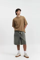 Remera de manga corta color marrón claro, con escote redondo y corte oversize.