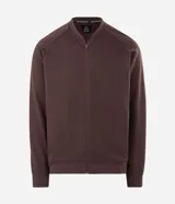 Campera bomber de fleece color marrón, con cierre frontal, cuello tipo tirilla, mangas largas y bolsillos laterales con cierre.