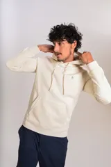 Hoodie de color beige con capucha, cordones ajustables y bolsillo tipo canguro frontal. Presenta el logo de la marca bordado en el pecho.