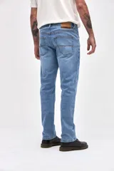 Jean de corte recto clásico con cadera levemente holgada, confeccionado en denim de tono azul claro con acabado lavado.