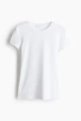Remera entallada de microfibra, color blanco, de manga corta y cuello redondo fino ribeteado.