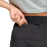 Short deportivo adidas Adi365 Essentials de color negro, con cintura elástica ancha y el logo reflectante de la marca en la parte inferior izquierda.