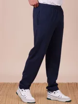 Pantalón deportivo jogger recto negro con bolsillos laterales con cierre.