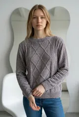 Sweater de tejido chenille en color gris, con diseño de rombos en relieve en el frente, cuello redondo y puños acanalados.