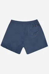 Short de baño color mostaza, de tela ligera y secado rápido, con cintura elástica y cordón de ajuste blanco. Posee bolsillos laterales y uno trasero, y un pequeño logo de goma en la parte inferior derecha.