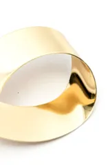 Aros abridores dorados de diseño liso y geométrico con terminación brillante.
