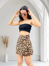 Conjunto de top bandeau y minifalda color negro.