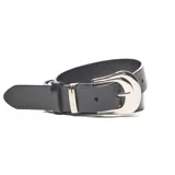 Cinturón de cuero vacuno negro con hebilla plateada de diseño clásico.