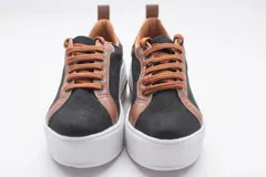 Championes marrones de eco-cuero con plataforma blanca con dos líneas negras horizontales.