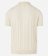 Camisa de punto color marrón con textura acanalada y perforaciones. Presenta cuello polo con cierre de cremallera frontal y mangas cortas.