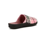 Pantuflas cerradas para mujer, con estampado a cuadros en tonos rosa, blanco y negro, y suela de goma negra.
