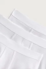 Pack de tres calzoncillos tipo bóxer de algodón con cintura elástica.