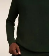 Suéter masculino de cuello redondo y manga larga, confeccionado en tejido de malla con textura de cuadros grid. Presenta un diseño minimalista y versátil, ideal para diversas ocasiones.