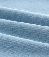 Pantalón de jean corte baggy, de tiro alto y pierna ancha, con diseño de cinco bolsillos, trabillas para cinturón y cierre frontal con botón y cremallera.