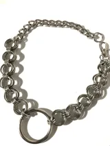 Gargantilla plateada con cadena de eslabones y aros entrelazados.
