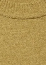 Chaleco de punto fino en color mostaza, con cuello redondo y diseño oversize. Presenta ribetes en canalé en el cuello, sisas y ruedo.