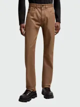 Pantalón de jean recto color marrón claro, con tiro medio y cinco bolsillos.