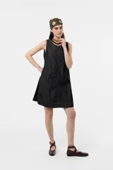 Vestido corto sin mangas de denim negro, con silueta evasé, calce suelto y costuras pespunteadas a contratono.