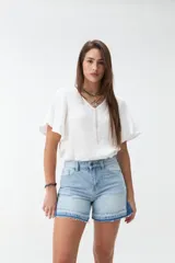 Short de denim azul claro con lavado clásico, tiro alto, bolsillos delanteros y traseros, y dobladillo deshilachado.