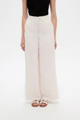 Pantalon sastrero ancho de tiro alto, color beige, con bolsillos y cierre frontal con botón.