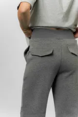 Pantalón blanco de silueta amplia y caída fluida, con cintura alta elastizada y lazo regulable con terminaciones metálicas.