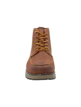Botín de hombre tipo outdoor, confeccionado en cuero engrasado color café. Presenta ajuste mediante cordones, costuras reforzadas en la puntera y suela de goma dentada con entresuela en tono contrastante.