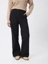 Pantalón de corte recto y tiro medio, confeccionado en gabardina de algodón con un toque de elastano. Presenta cierre frontal con botón y bolsillos laterales.