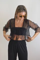 Blusa negra de microtul con mangas cortas acampanadas.
