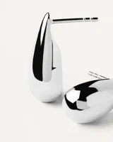 Aros tipo caravana de plata con forma de gota.