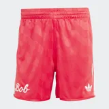 Short deportivo Adidas Originals en colaboración con Bob Marley, color rojo con las icónicas tres tiras blancas laterales. Presenta el nombre 'Bob' bordado en la pierna derecha y el logo del Trifolio en la izquierda.