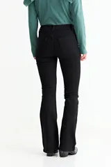 Jean de corte oxford y tiro medio, color negro, con cierre y botón frontal, y bolsillos laterales y traseros.