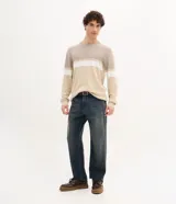 Suéter de punto con diseño de bloques de color horizontal en tonos beige, blanco y verde oscuro, cuello redondo y manga larga.