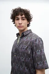 Camisa negra con estampado cachemir en blanco, de manga corta y corte recto.