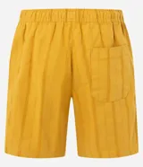 Bermuda recta de playa en color blanco roto, confeccionada en algodón texturizado con efecto de rayas verticales. Posee cintura elástica con cordón ajustable.