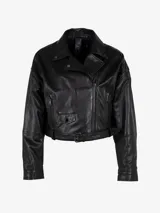 Chaqueta de cuero negra, corta y oversize, con cinturón ajustable.