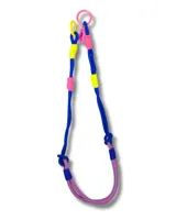 Correa para cartera de cuerda trenzada en colores azul, rosa y amarillo, con mosquetones metálicos.
