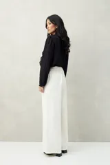 Pantalón blanco a rayas verticales, de corte wide leg y tiro alto.