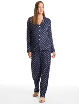 Conjunto de pijama de dos piezas con estampado animal print. La parte superior es una camisa de manga larga con cuello solapa, escote en V, cierre frontal con botones y bolsillo aplicado. El pantalón cuenta con cintura elástica y lazo de ajuste.