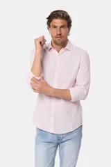 Camisa de manga larga, corte slim fit, color celeste con finas rayas verticales blancas. Presenta cuello camisero y un pequeño logo bordado en el pecho.