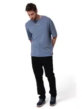 Jeans de corte slim color negro de la marca Caterpillar, con diseño clásico de cinco bolsillos, cierre de cremallera y botón metálico.