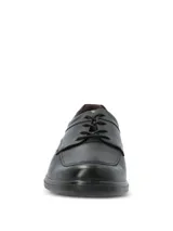 Zapato formal de cuero color negro, de diseño clásico con cordones y costuras visibles en la puntera.