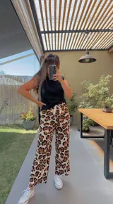 Pantalón de pijama de corte recto, con estampado animal print en tonos azul, celeste y negro.