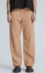 Pantalón recto de microfibra color beige, con cintura elastizada, cierre y botón frontal, y bolsillos traseros con tapa.