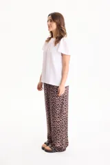 Pantalón de viscosa con estampado animal print tipo cebra, corte recto y cintura elastizada.