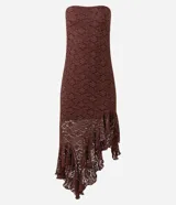 Vestido midi strapless de encaje floral bordó, con corte ajustado hasta la cadera y bajo asimétrico decorado con volados.