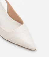 Zapato de tacón con textura croco, color blanco, modelo slingback, con puntera fina, taco bloque mediano y cierre por hebilla.