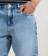Bermuda masculina de denim negro en modelo slim con cintura fija, trabillas para cinturón, cierre tradicional y bolsillos delanteros y traseros.