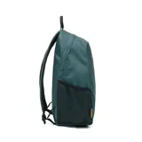Mochila unisex color verde pino con logo de CAT en el frente. Cuenta con un compartimento principal con bolsillo acolchado para portátil, correas ajustables de malla para los hombros, asa de agarre, dos bolsillos laterales de malla y cincha frontal con elemento reflectante.