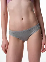 Bombacha tipo bikini de algodón con textura acanalada, tiro medio y detalle de puntilla en el borde superior.